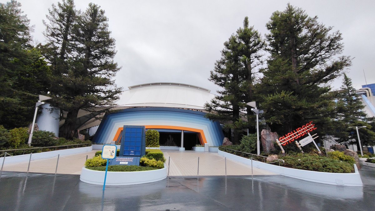 ranpu_tdr's tweet photo. 【昨日の東京ディズニーランド】
#TDR__now

ポッピングステーション(旧ポッピングポッド)は足場が外され、顔を出していました。

モンスターズインク周辺では地面工事でしょうか。通路側の狭い箇所には植栽はありませんでした。 https://t.co/CiMi9RujG5