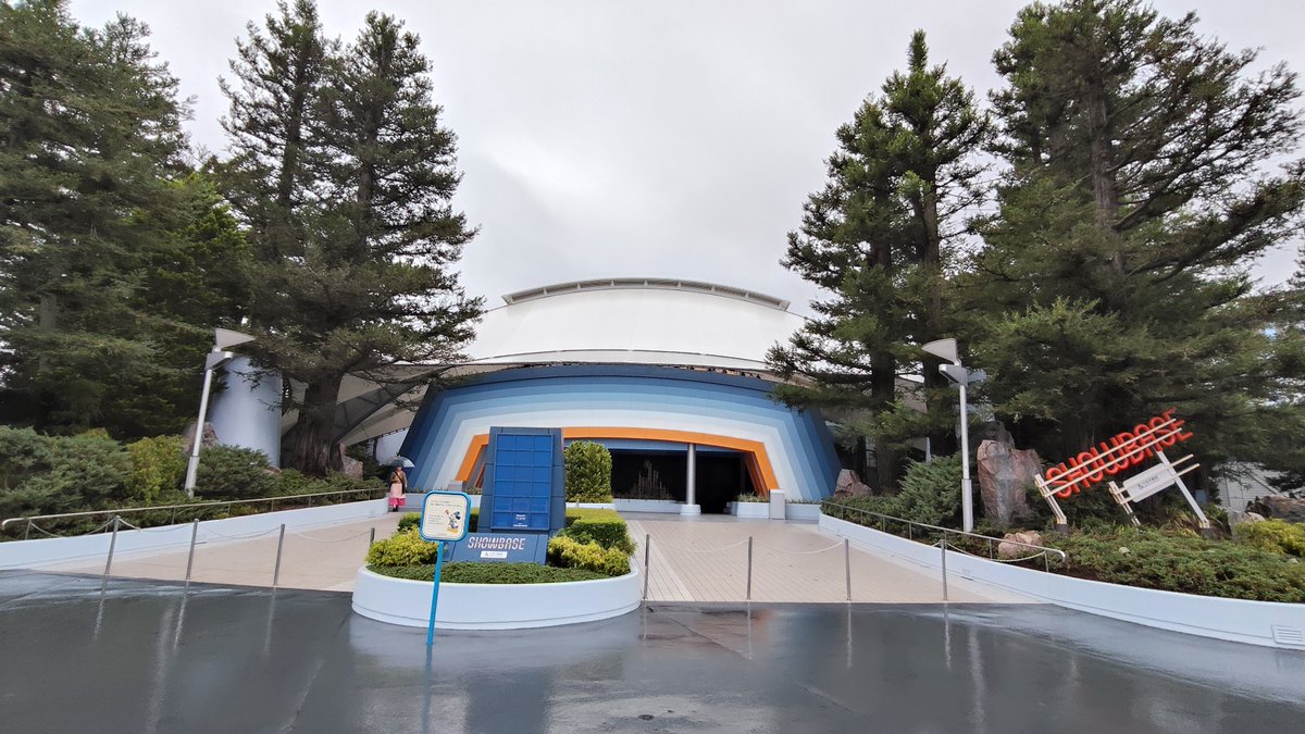 ranpu_tdr's tweet photo. 【昨日の東京ディズニーランド】
#TDR__now

ポッピングステーション(旧ポッピングポッド)は足場が外され、顔を出していました。

モンスターズインク周辺では地面工事でしょうか。通路側の狭い箇所には植栽はありませんでした。 https://t.co/CiMi9RujG5