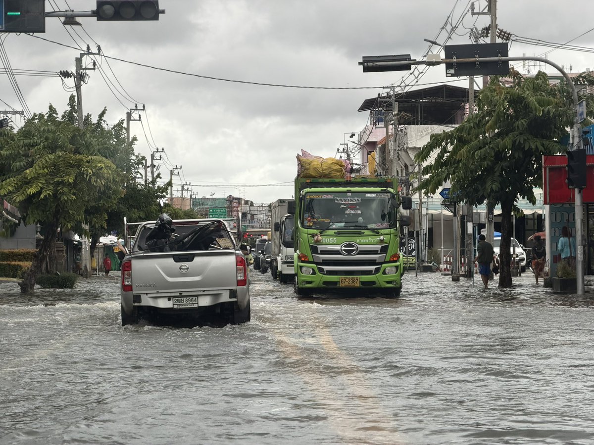 eric_sayompoo's tweet photo. ลาดพร้าววังหินฝั่งวัดลาดพร้าวแห้งแล้ว แต่ฝั่งเสนายังท่วม https://t.co/sGIyFoJmVx