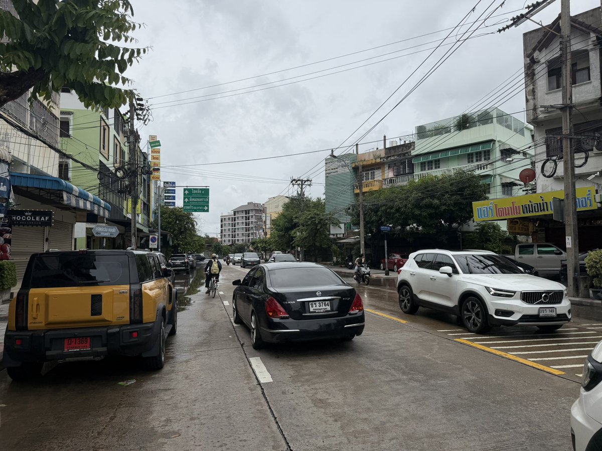 eric_sayompoo's tweet photo. ลาดพร้าววังหินฝั่งวัดลาดพร้าวแห้งแล้ว แต่ฝั่งเสนายังท่วม https://t.co/sGIyFoJmVx