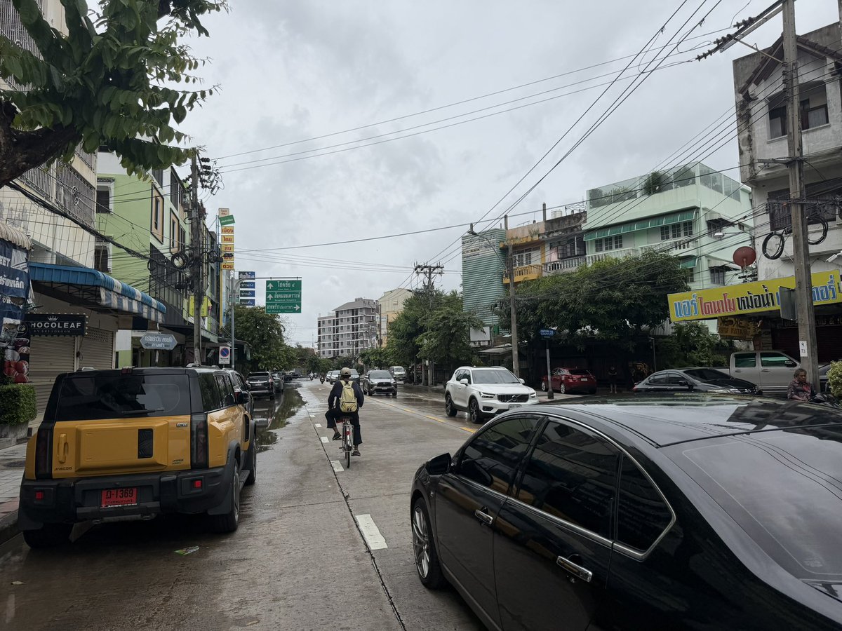 eric_sayompoo's tweet photo. ลาดพร้าววังหินฝั่งวัดลาดพร้าวแห้งแล้ว แต่ฝั่งเสนายังท่วม https://t.co/sGIyFoJmVx