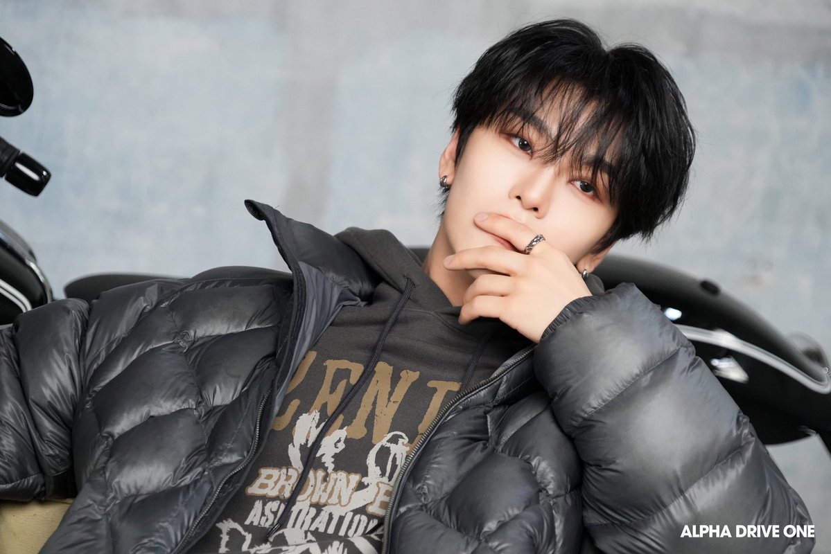 longmandu_zip's tweet photo. 好適合用黎做情侶頭像 角度 姿勢 眼神 同埋套衫都差唔多💕💕💕

#씬롱 #상현 #쥬롱즈 https://t.co/zDluMifIB7