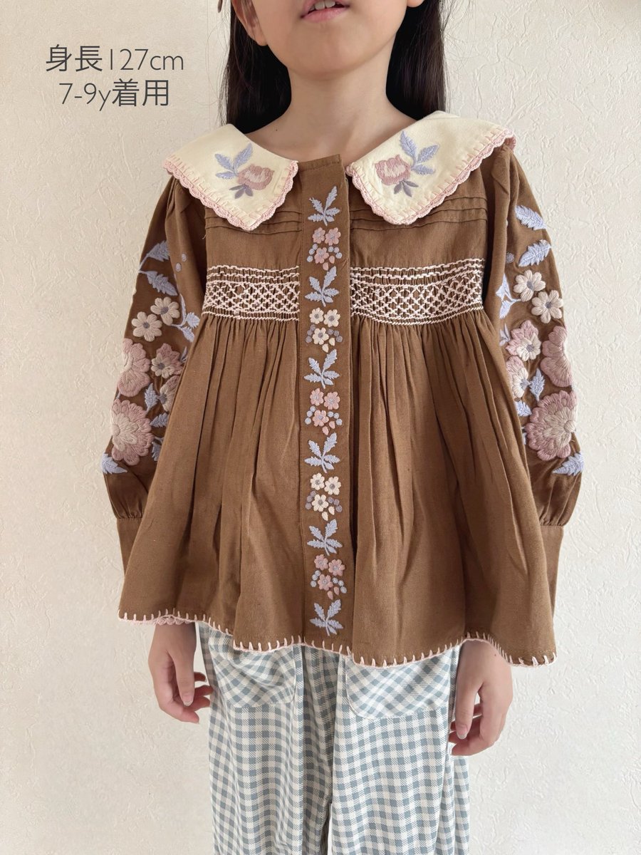 BabyStyleLAB's tweet photo. #apolinakids

LORA BLOUSEは、
MILK-CREAMとCHOCOLATEの2色セレクト🌼

身長118cmだと5-7yが首周りや袖丈ぴったりですが、7-9yも肩が見えたり手が隠れるようなことはないです。
首の空きが少し大きくなりますが袖のシルエットがパフっとなって可愛かったです◎

各サイズたくさん入荷しています❤️‍🔥 https://t.co/YuvEybpAwX