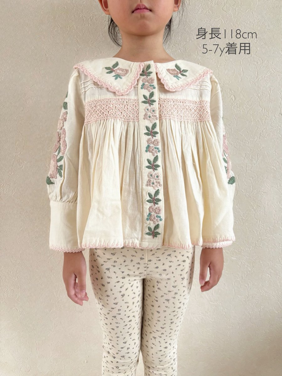 BabyStyleLAB's tweet photo. #apolinakids

LORA BLOUSEは、
MILK-CREAMとCHOCOLATEの2色セレクト🌼

身長118cmだと5-7yが首周りや袖丈ぴったりですが、7-9yも肩が見えたり手が隠れるようなことはないです。
首の空きが少し大きくなりますが袖のシルエットがパフっとなって可愛かったです◎

各サイズたくさん入荷しています❤️‍🔥 https://t.co/YuvEybpAwX