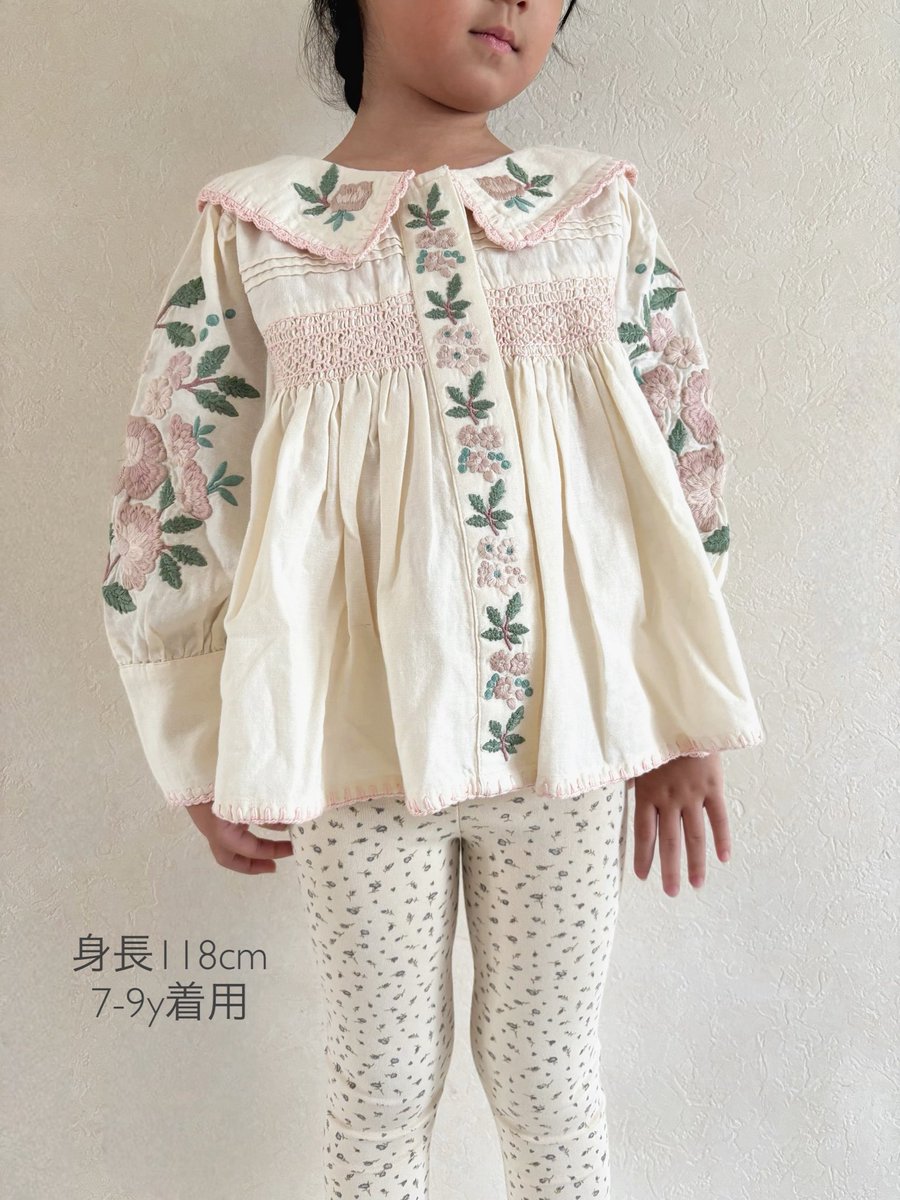BabyStyleLAB's tweet photo. #apolinakids

LORA BLOUSEは、
MILK-CREAMとCHOCOLATEの2色セレクト🌼

身長118cmだと5-7yが首周りや袖丈ぴったりですが、7-9yも肩が見えたり手が隠れるようなことはないです。
首の空きが少し大きくなりますが袖のシルエットがパフっとなって可愛かったです◎

各サイズたくさん入荷しています❤️‍🔥 https://t.co/YuvEybpAwX