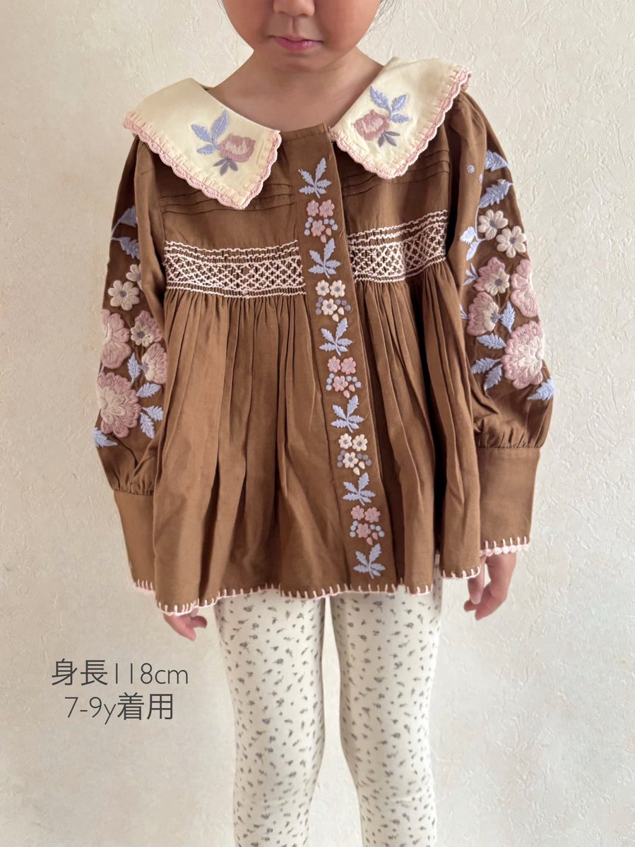 BabyStyleLAB's tweet photo. #apolinakids

LORA BLOUSEは、
MILK-CREAMとCHOCOLATEの2色セレクト🌼

身長118cmだと5-7yが首周りや袖丈ぴったりですが、7-9yも肩が見えたり手が隠れるようなことはないです。
首の空きが少し大きくなりますが袖のシルエットがパフっとなって可愛かったです◎

各サイズたくさん入荷しています❤️‍🔥 https://t.co/YuvEybpAwX