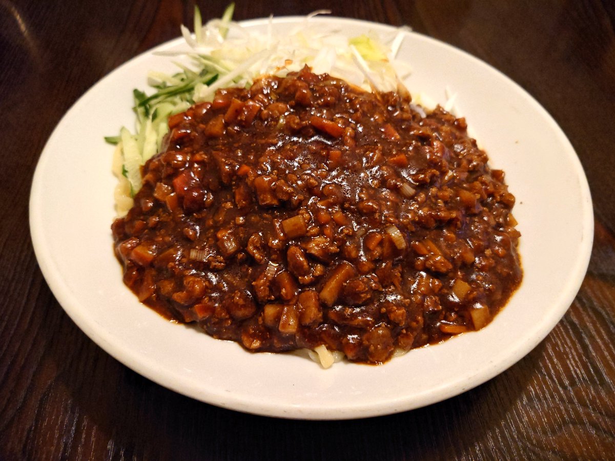 J10_0410's tweet photo. 会合場所の中華料理屋に来ました。着席即ビールとジャージャー麺麺大盛です。通年出しても良いような気もしますが夏限定なのです。美味しゅうございました。 https://t.co/EYZzCrYKyu
