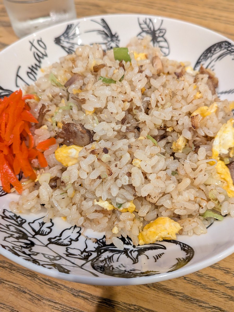 mande_easy's tweet photo. #ラーメン全日本 野々市粟田店🍜135
粟田今年初訪
金沢ブラックやきめしセット
いただきます!
色か濃い!いいですね〜
自家製焦がし醤油に染まったモチモチ太麺の喉越し!噛み応え!ンまい!
レンゲにのった刻みチャーでご飯1杯はいける
やきめしも安定の旨さ
焦がし美味!
ごちそうさまでした😋 https://t.co/CvdEclJhsp