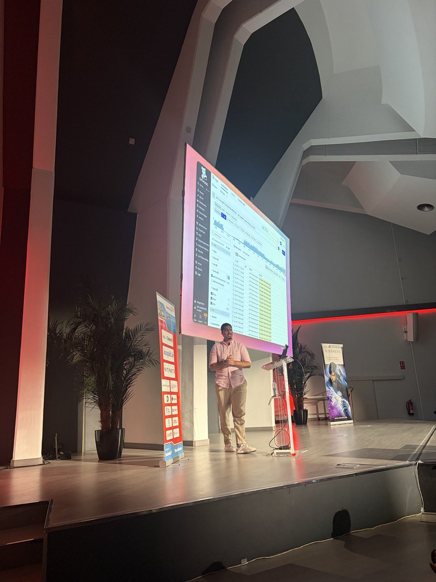 aileenvl's tweet photo. Day 2 was super packed with really amazing speakers from @TkDodo 

And @ythecombinator and @farisaziz12 both coming also from their world tour and Bering incredible things from @zurichjs conf

And also catching a lighting talk from @devlinduldulao who would also be in @jsconfmx 🙌🏻