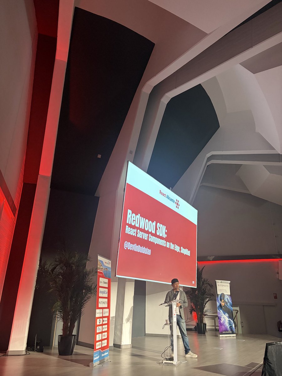 aileenvl's tweet photo. Day 2 was super packed with really amazing speakers from @TkDodo 

And @ythecombinator and @farisaziz12 both coming also from their world tour and Bering incredible things from @zurichjs conf

And also catching a lighting talk from @devlinduldulao who would also be in @jsconfmx 🙌🏻