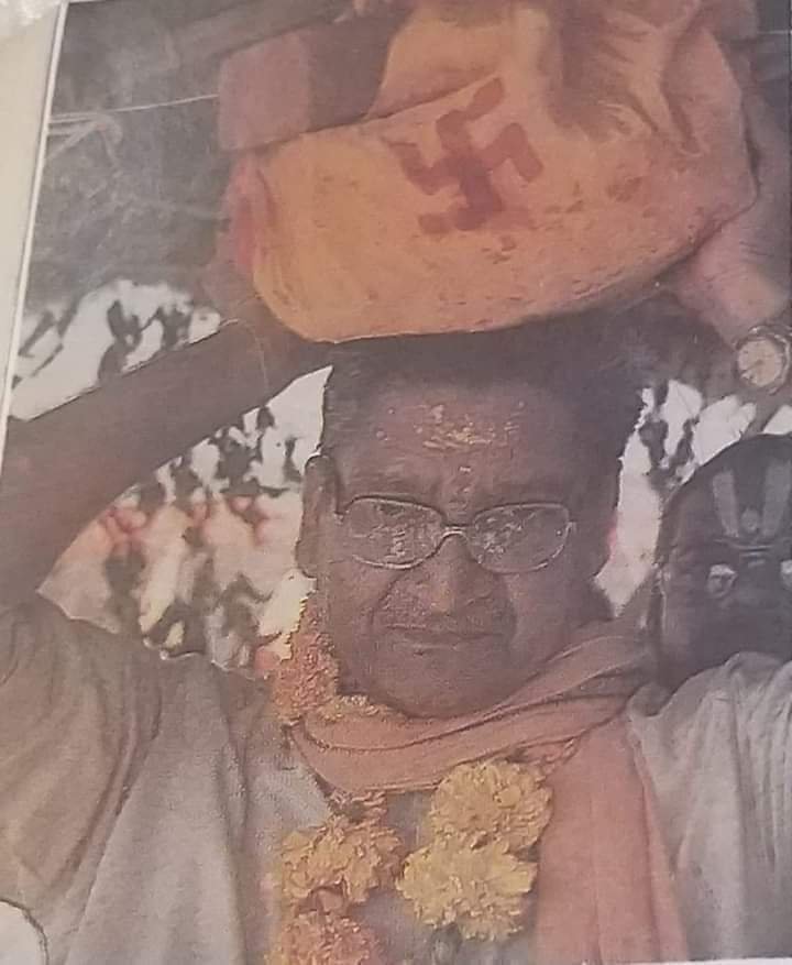 Mrsinha's tweet photo. Ashok Singhal ji carrying bricks on his head for Ram temple...dedicated his entire life for Ram Mandir.....

#AshokSinghalJayanti https://t.co/inKEF4ze9Q