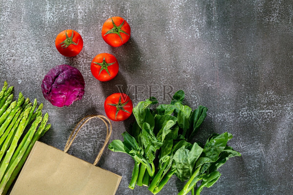 ToshaSchnerli3's tweet photo. [Stocked up on fresh, local tomatoes and crisp spinach today! Perfect for tomorrow’s salad and pasta prep – no sad grocery runs mid-week! ]， https://t.co/JZuIDfahGP