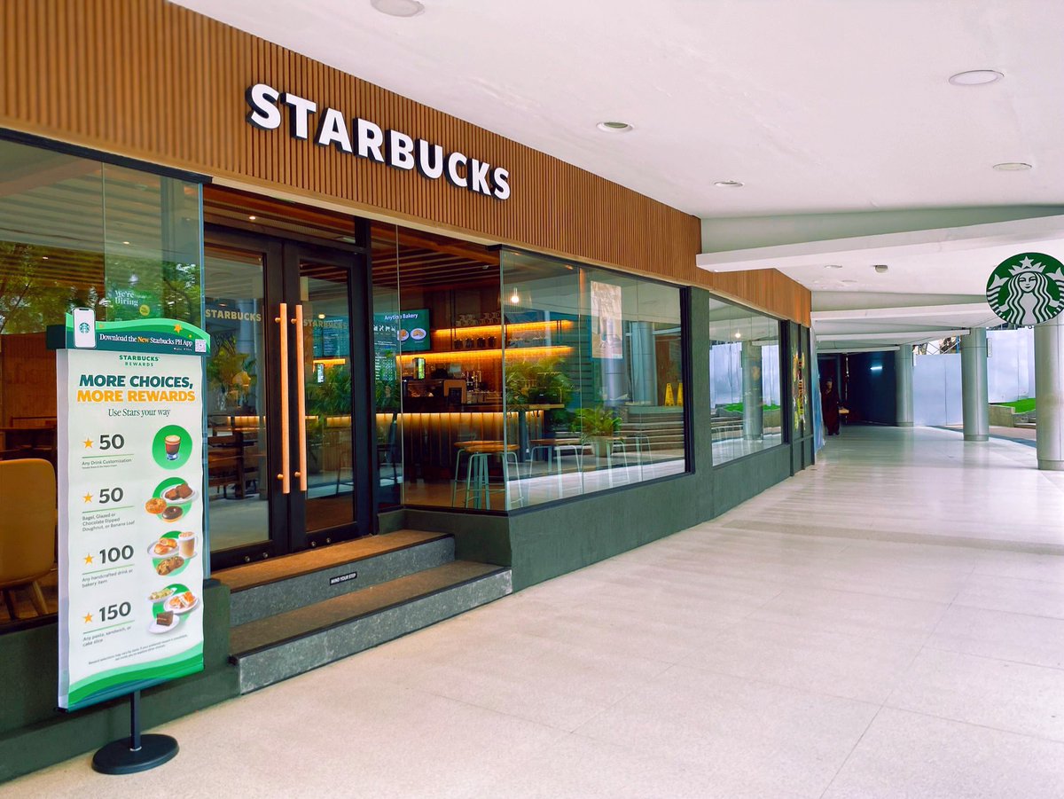 AranetaCity's tweet photo. POV: Your coffee spot just got a glow-up. 👀☕✨

Starbucks at Coliseum Circle is officially REOPEN! 
New look, fresh vibes, same coffee you know and love.

Consider this your sign to pull up. 😌☕

#Starbucks #CityofFirsts #AranetaCity https://t.co/DEVXVUrB2d