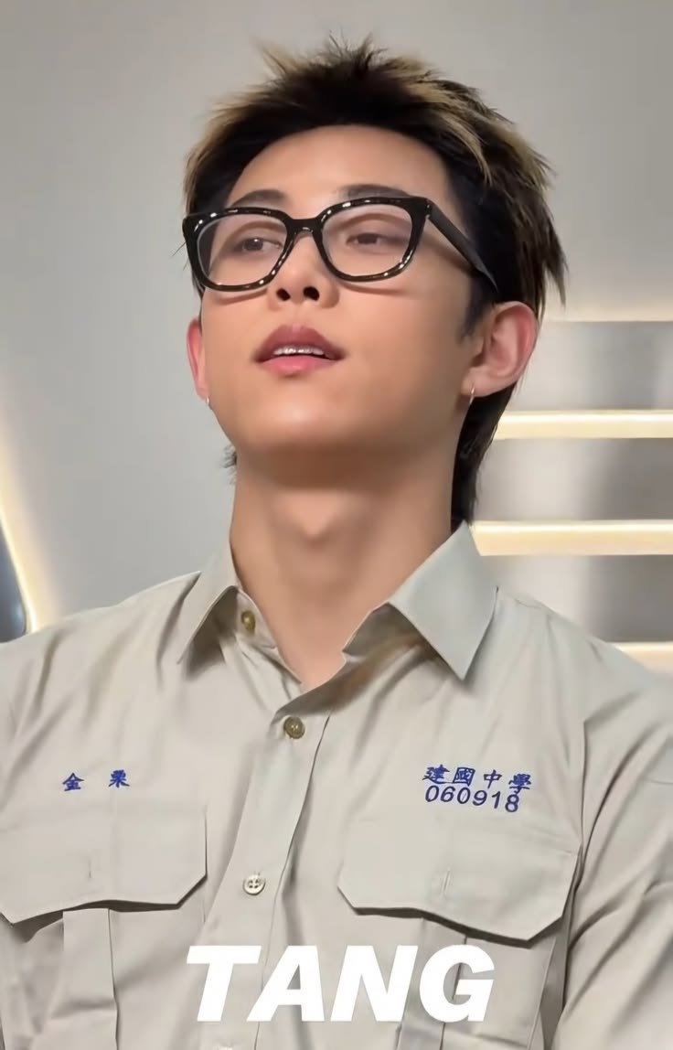 ryuloyull's tweet photo. "lu tuh terlalu pemuja oppa korea"

girl, be spesific...

PEMUJA RYUL WITH GLASSES! https://t.co/kaDxwJ25ja