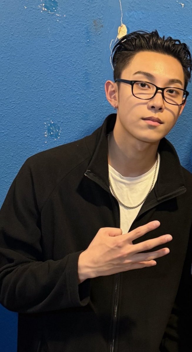 ryuloyull's tweet photo. "lu tuh terlalu pemuja oppa korea"

girl, be spesific...

PEMUJA RYUL WITH GLASSES! https://t.co/kaDxwJ25ja