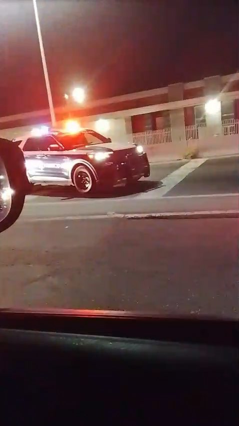 AlertaQro's tweet photo. 🚨🚔Intensa movilización policial y persecución sobre el Libramiento #Norponiente deja un detenido y una camioneta asegurada. 

El operativo se extendió por las inmediaciones de Viñedos, Sonterra, Tres Cantos y Puerta Verona

Acá te contamos ➡️ https://t.co/2Xv9NdBo3v https://t.co/cShLVJI03r