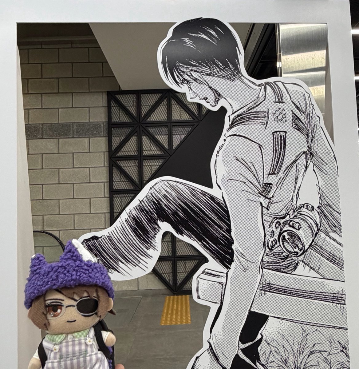lvhnlov's tweet photo. 💜りゔぁい！📸スポットがあるよ！！
撮ろう！！！
💚チッ…(仕方ねぇな…)

💜美味しそうな食べ物もあるから食べよう！特典にりゔぁいが沢山居るね〜
💚あぁ…(やはり此奴(はんじ)は面が良いな…) https://t.co/BNCozD4jPh