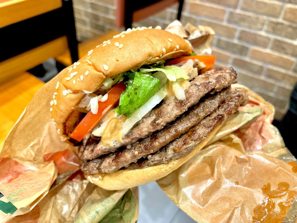 FastestGreen's tweet photo. つきいちバーキン！
今回はキノコ入ってるやつ🍄

外見ではわからないけど結構中にぎっしりキノコが入ってて美味しいかったです！🍔 https://t.co/IEcp1xgAZV