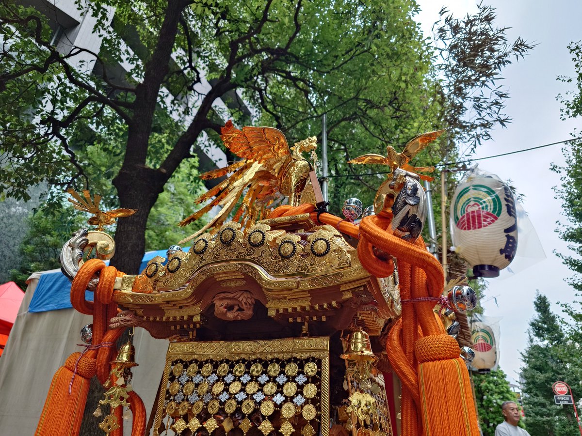 news_imada's tweet photo. 今日はお神輿出ます✨️
15時集合‼️お子様も大歓迎‼️
お土産のお菓子もあります🍭
皆中稲荷神社 百人町西地区例大祭
西百人睦 https://t.co/nhdzB8QSY4