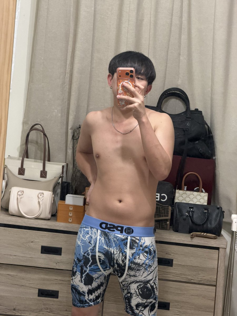 Wei121591's tweet photo. ���年不小心吃成這樣
看看明年能不能瘦回去 https://t.co/K6LWh1LNR2