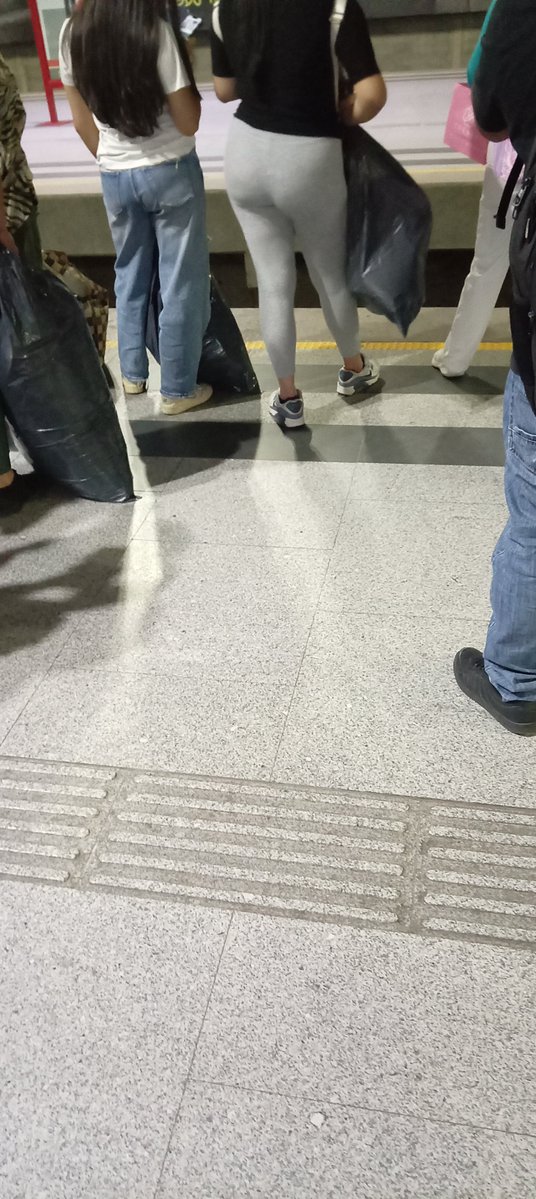 Hecthordark02's tweet photo. Ricos culos en el Suburbano 🚇 https://t.co/SD0JNpNoQW