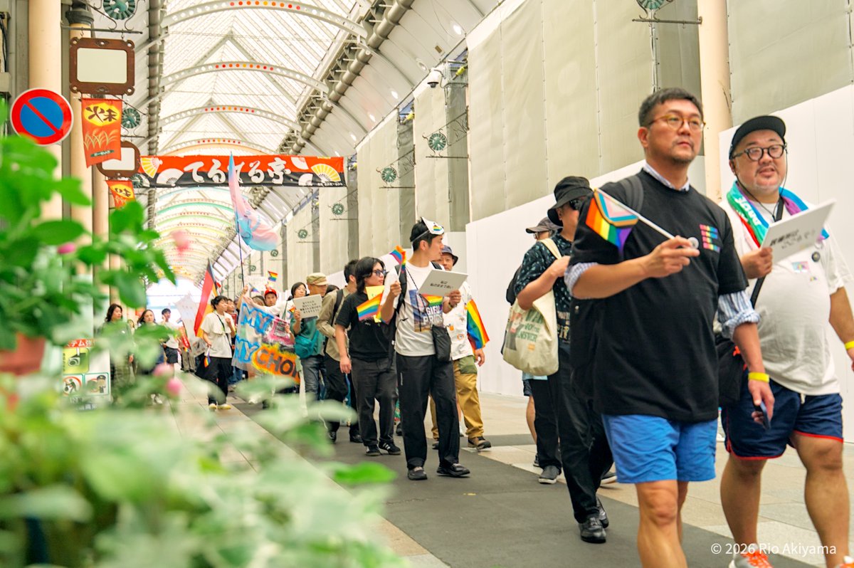 RIO_AKIYAMA's tweet photo. とやまプライドマーチ2026
－2026.9.21 富山県富山市
［写真1/2］

・アーケード商店街に長い隊列
・路面電車とマーチ参加者
・「MY BODY MY CHOICE」
・アーケード商店街を行進

主催：@toyamapride

#とやまプライドマーチ
#富山 #prideparade https://t.co/cVGeZWllBX