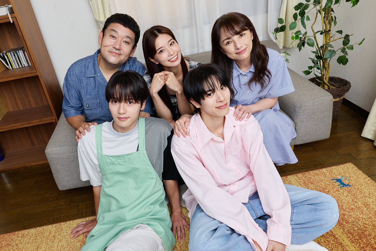 yourskyhare_mx's tweet photo. ＼📷 #ユアスカ 最終話撮影メモリー🌤️

陽向家＋蒼空🏠のオフショット📷

⬇️第9話配信はこちら🌤️
🌟TVer
https://t.co/AxqJT1QhGW

🌟FOD
https://t.co/Dbj42XfhXH

🔅 ⇨┈┈┈┈┈┈┈┈┈┈⇨ ♡
TOKYO  MX(9ch) 🌤️ 
Blu-rayBOX予約受付中📀 https://t.co/9bMQpBAZ3s