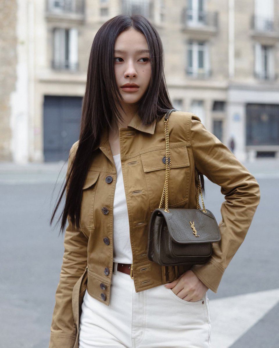 Freehy88's tweet photo. They’ll most likely upload her airport photos once she arrives 😅 So, let's just keep pushing for more engagement first 💪🏻 Susu na! 💚

#YSLxMilkPansa
#MilkPansa #PFW 
#SaintLaurentSS27 #YSL 
#YvesSaintLaurent https://t.co/djJSxcCuSn