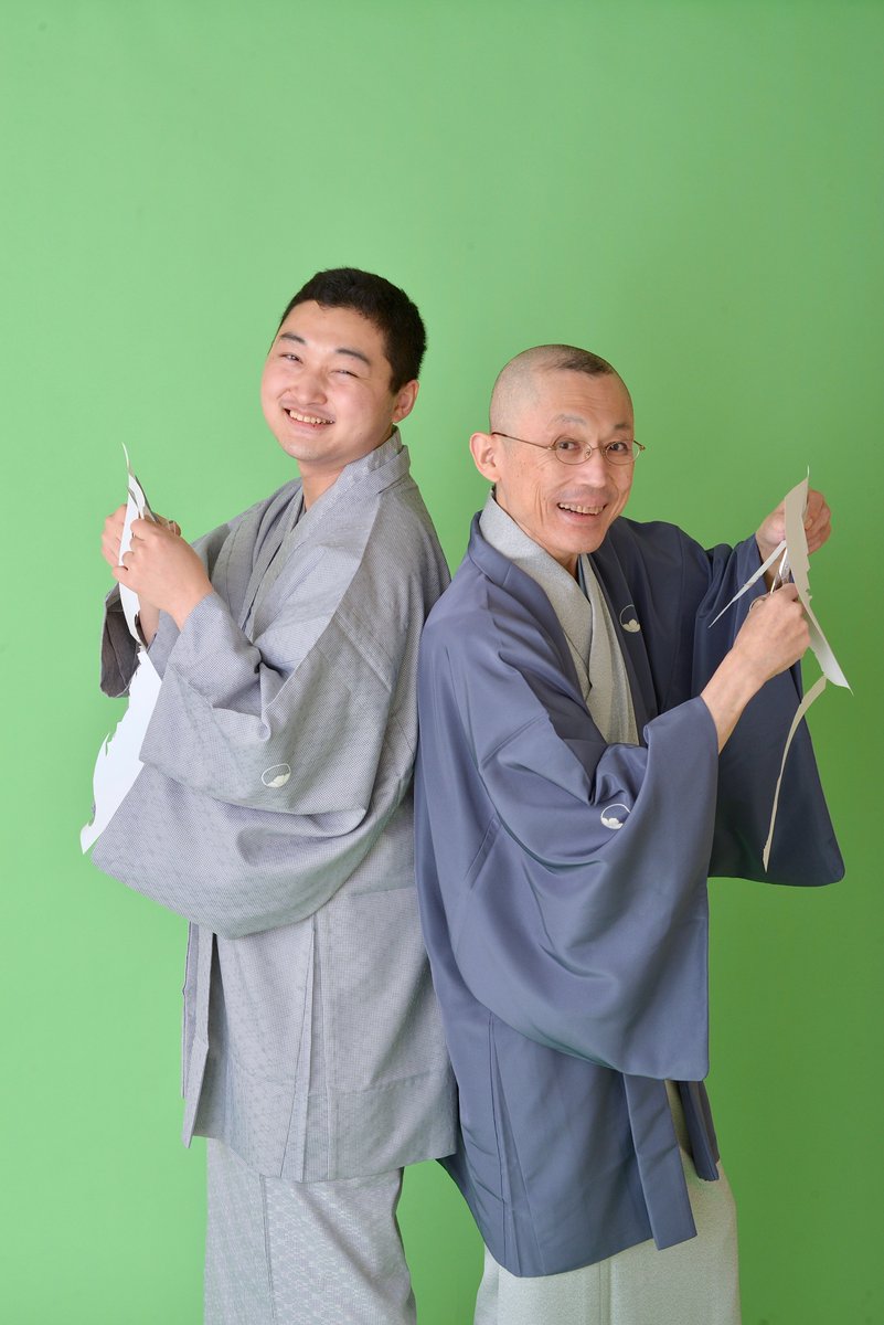 hachiraku8's tweet photo. 一年前の今頃　師匠が死んだ

気づいたら
師匠がいなくなった。
まぶたを閉じれなく
なった師匠に
触れることは
出来なかった

あの頃は師匠について
行けば大丈夫だという
気持ちだった

突然いなくなるから
師匠困りましたよ

なんで自分の
独演会の日にとも
思った

正直休もうと
思ったけど、

師匠なら
「どんな事あっても
　　　　　　高座を休むな」
この言葉を
言うだろうと思い行った

行く途中で紙切物語用の
音楽を車内でかけてたら
二楽が好きな、

世界でいちばん熱い夏が
かかった

、、、泣いたねえ
　気づいたら
泣いてた

師匠の声で
うんざりするほど
聞いたのに泣いた

なんとか会場につき
紙切りをした。

あの日は鋏が
不思議と進んだ
どんなご注文でも
サッと絵が浮かんだ

間違えてついて
来てしまったの
かもしれない笑

「こﾝのバカ！
　　　こう切るﾝだよ！！💢」

そう言ってたのかも
しれませんね笑

そんな日から一年。

すぐには会いに行きませんが
そうですね、、、

師匠の歳には勝って
そっちに
行きますからね

お客様から

なんだ今日は
ハズレの紙切りか
なんて言われないように
がんばります

また怒られんな笑

#林家二楽
#紙切り