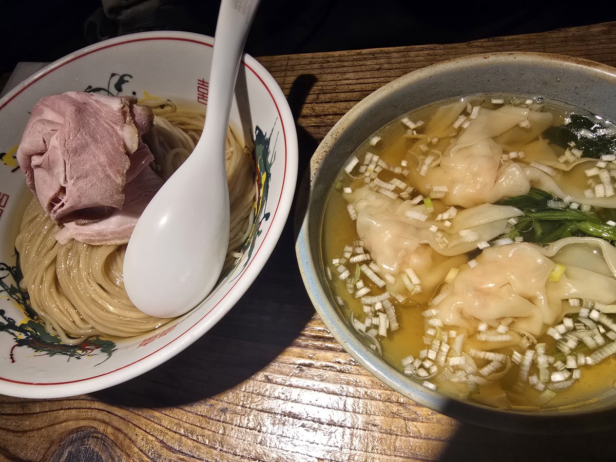 earthluck2008's tweet photo. 海老餃子入りも注文(*^^*) https://t.co/6BWeG0x1Tv