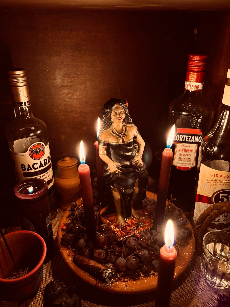 necrostrigoi's tweet photo. bruxa maldita, que nasceu na encruzilhada quando o sino tocava, dando sete badaladas maria mulambo aparecia dando a sua gargalhada. https://t.co/hISNNEpxj0