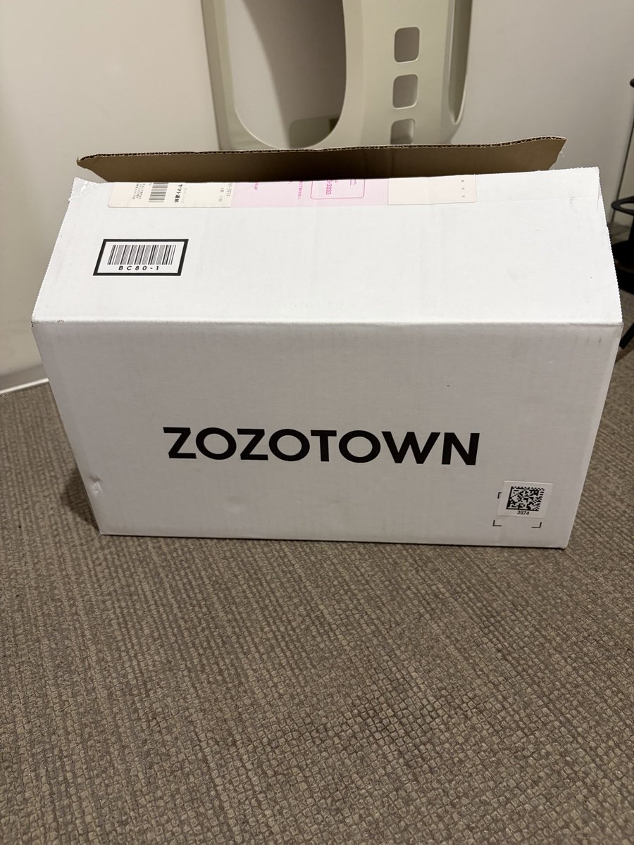 kinako102017's tweet photo. ZOZO白い箱で初めて届きました。
当たりますように！

#ZOZOWEEK箱CP https://t.co/YCJqqJmloH