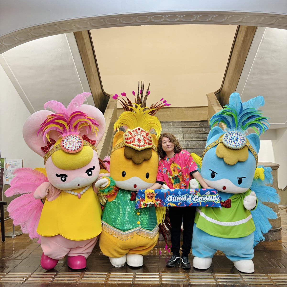 TAGOOOOO's tweet photo. 県庁広場で開催された「ご当地キャラカーニバル」へ！私が作詞曲した「ぐんまちゃんバ！」では、子どもから大人まで皆さん大盛り上がり！出口たかしさん、黛寿儒さん、中野美優さん、ぐんまちゃん作者の中嶋史子さん、そして、ぐんまちゃん、あおま、みーみと記念撮影。ありがとうございました！！ https://t.co/hsIS91FLfn