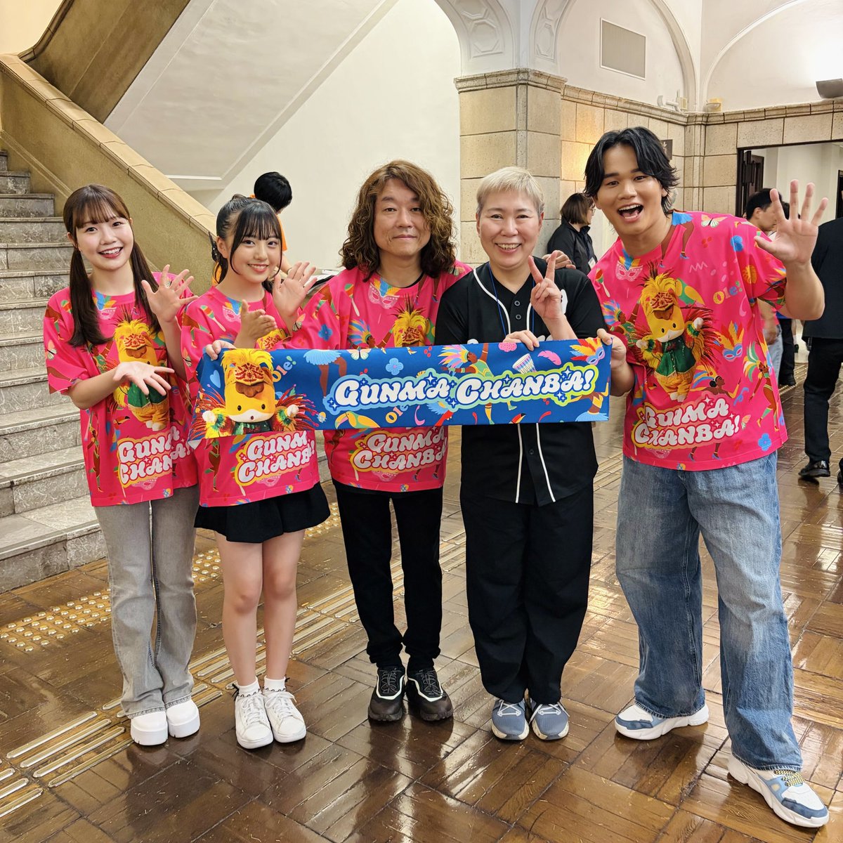 TAGOOOOO's tweet photo. 県庁広場で開催された「ご当地キャラカーニバル」へ！私が作詞曲した「ぐんまちゃんバ！」では、子どもから大人まで皆さん大盛り上がり！出口たかしさん、黛寿儒さん、中野美優さん、ぐんまちゃん作者の中嶋史子さん、そして、ぐんまちゃん、あおま、みーみと記念撮影。ありがとうございました！！ https://t.co/hsIS91FLfn