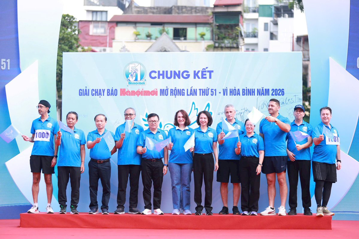 RPolancoF's tweet photo. Con gran entusiasmo nos sumamos a la ronda final de la 51 Carrera Abierta  Por la Paz 2026, del Periódico Hanoi Moi, en conmemoración del 72 aniversario de la liberación de la capital vietnamita (10/10/1954).

Junto a más de 5 mil participantes, incluidos colegas del cuerpo diplomático, estuvimos integrantes de @EmbaCubaVietnam y estudiantes cubanos que cursan estudios en Hanoi.

La tradicional carrera alrededor del emblemático lago Hoan Kiem, que convoca cada año a miles de participantes, constituye un poderoso mensaje de confraternidad y solidaridad con los pueblos del mundo, compartido desde Hanoi, Ciudad de Paz.