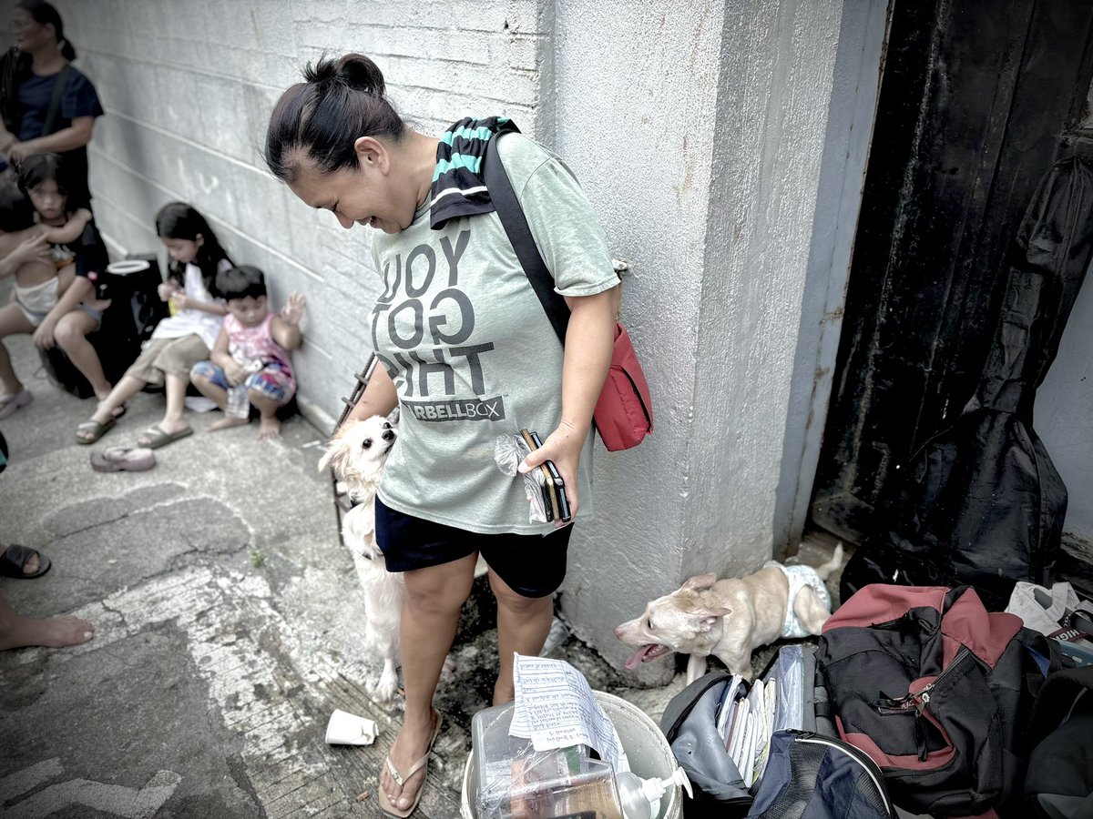 ABSCBNNews's tweet photo. ‘PARANG ANAK NA NAMIN ‘YAN’ 🐕🦮

Nakagat si Marissa Delicana ng isa sa dalawang alagang aso habang inililigtas nila ito sa sunog na sumiklab sa kanilang lugar sa Bgy. 704, Adriatico Street sa Malate, Maynila, ngayong Linggo, Setyembre 27.

Ayon kay Delicana, hindi niya kayang iwan ang mga alaga kahit nagmamadali sila sa paglikas dahil pamilya na ang turing nila sa mga ito. 

Nakatakda siyang magpaturok ng anti-rabies pagkatapos maisaayos ang mga naisalbang gamit. | via @jessiecruzat