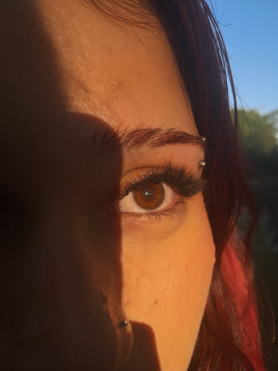 herblueheart's tweet photo. Tirei essa foto pra te mostrar como seus olhos ficam lindos e um pouquinho verdes no sol, mesmo que não apareça na foto. Eu juro que travei na hora que tirei essa foto pq sei que vou ser apaixonada por esses olhos pra sempre, mesmo que eles não sejam mais meus. https://t.co/eEQBmuxHbQ