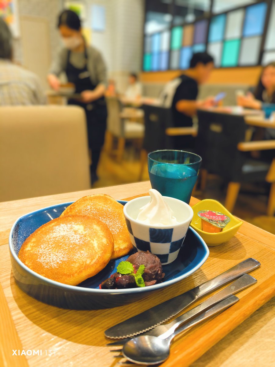 saoringa67's tweet photo. 吉方位取りin chawan　初訪問
パンケーキ🥞CP使用で確か480円
外がサックリ食感で中はカステラっぽい生地なので、たぶんガストの🥞と似ている？！🤔
たっぷり🍦とあんこ＆🫐で色々な味を楽しめて美味しかったです！
なのでメープルシロップは使わなかった😅 https://t.co/x6vxDRESCr