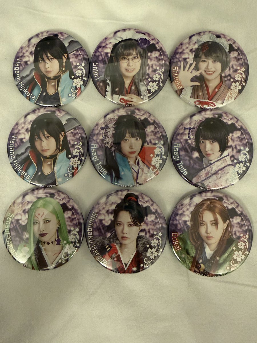 Lee190211's tweet photo. 【交換・買取】

『新サクラ大戦 the Stage ～誠伝 TSURUGI～』

求：沖田白姫（岩田陽葵）通常缶バッジ 1点

譲：画像のもの、どれでも◎
複数点⇔沖田1点の交換も可能です。
差額のお支払いも対応可能です。
買取も可能です。

本日、会場付近におりますので、終日現地交換可能です。
お気軽にお声掛けください🙇‍♀️