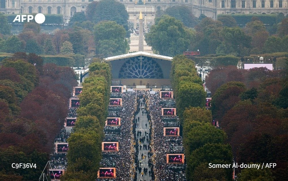 DigaMathieu's tweet photo. Impressionnant la ferveur de la foule rassemblée hier sur plusieurs kilomètres le long des Champs-Élysée. 👥👥👥 #LeoneXIV 🙏🏽🙏🏽 https://t.co/XOQY7xYMsq