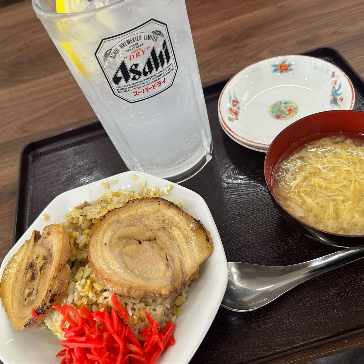 LoveSea8's tweet photo. オモうまのお店！「味のイサム」
しっかりした味付けで、ボリュームもすごくて美味しかった！
豚からと半チャーハン(チャーシュー付きの)をモグモグ。あとレモンサワー大。
ガツンとした料理はたまらん〜🤤
食べきれなかった分はお持ち帰り。 https://t.co/vUMD1tH6vn
