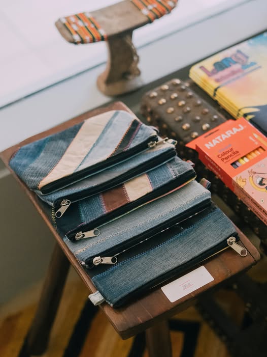 SFacesup's tweet photo. Did you know our purses and tote bags carry more than just beautiful art?
They bring together #art created by children and recycled denim sourced from our community.
#FacesUpStore #recycledproducts
https://t.co/VAF4OAN50k https://t.co/4zvgEbKV91