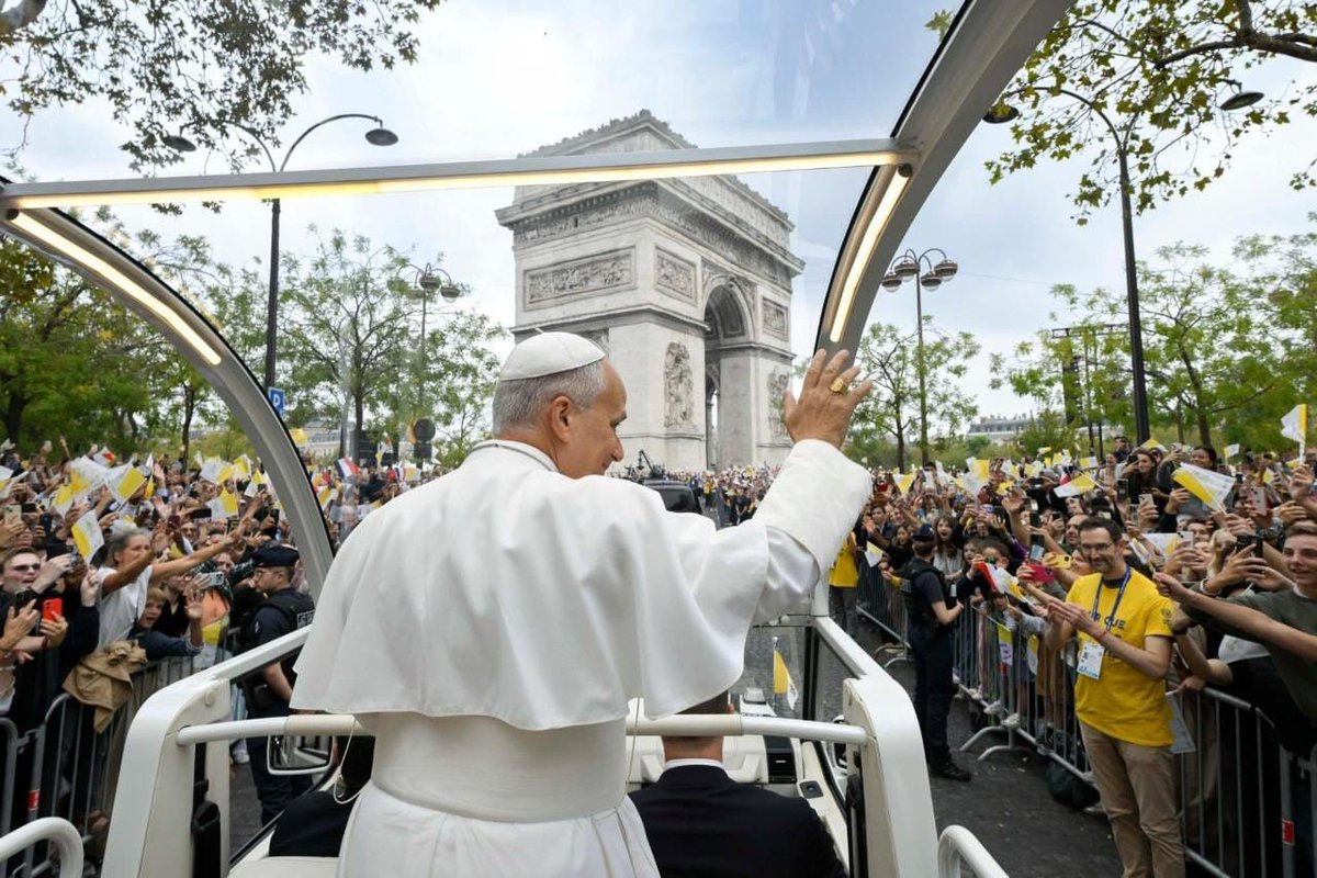 DigaMathieu's tweet photo. Impressionnant la ferveur de la foule rassemblée hier sur plusieurs kilomètres le long des Champs-Élysée. 👥👥👥 #LeoneXIV 🙏🏽🙏🏽 https://t.co/XOQY7xYMsq