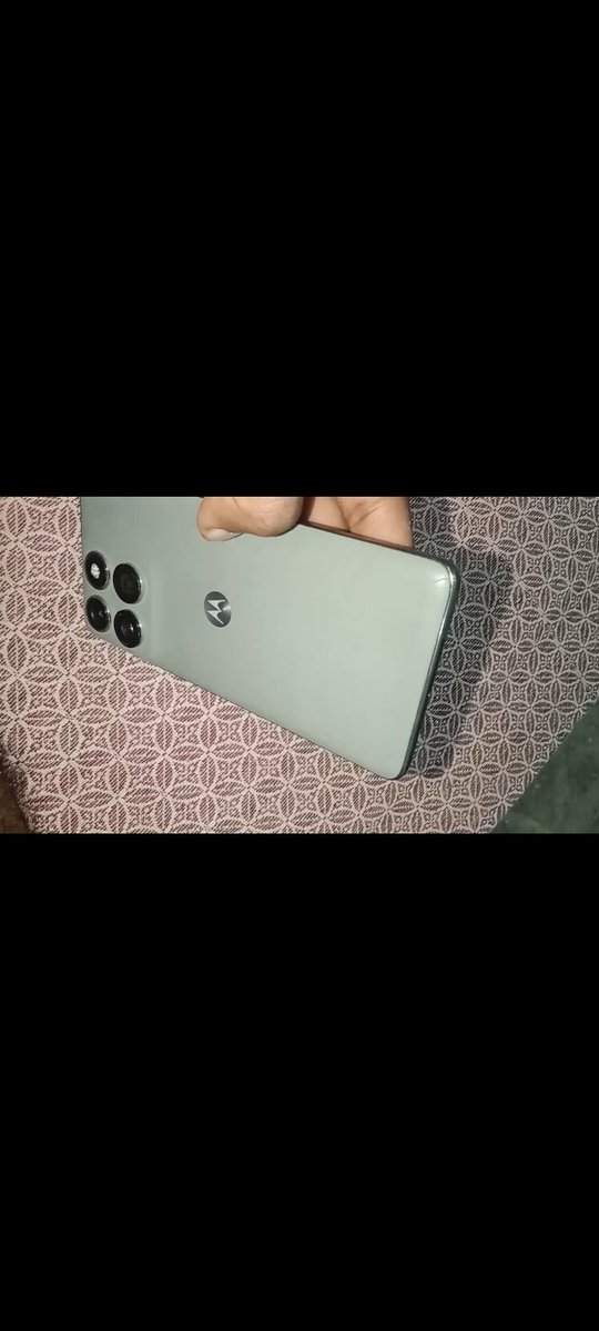 Deepaksing71642's tweet photo. @motorolaindia Look at my phone! Back body is 100% CLEAN with ZERO physical damage.
​Issue is purely an internal display black spot/defect. How can you reject warranty replacement when body has NO damage?

​Stop false excuses &amp; approve free replacement!
​Case ID: #260924-003489 https://t.co/jwSDHp2yMy