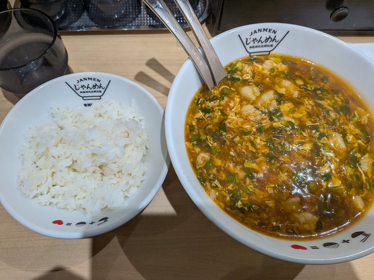 daisuke111000's tweet photo. 初めて「ジャン麺」食べてきた！
辛いのかなと思ったけど、餡に包まれてるからかな❓️むしろ甘みを感じた。で、何と言ってもこのホルモン！シマチョウだと思うけど、この脂身が良い、スープにめちゃくちゃ合う。麺やニラも良い感じ。で、〆のライス、おすすめしてるだけある。めちゃくちゃ美味かった https://t.co/MHSV1DJupd