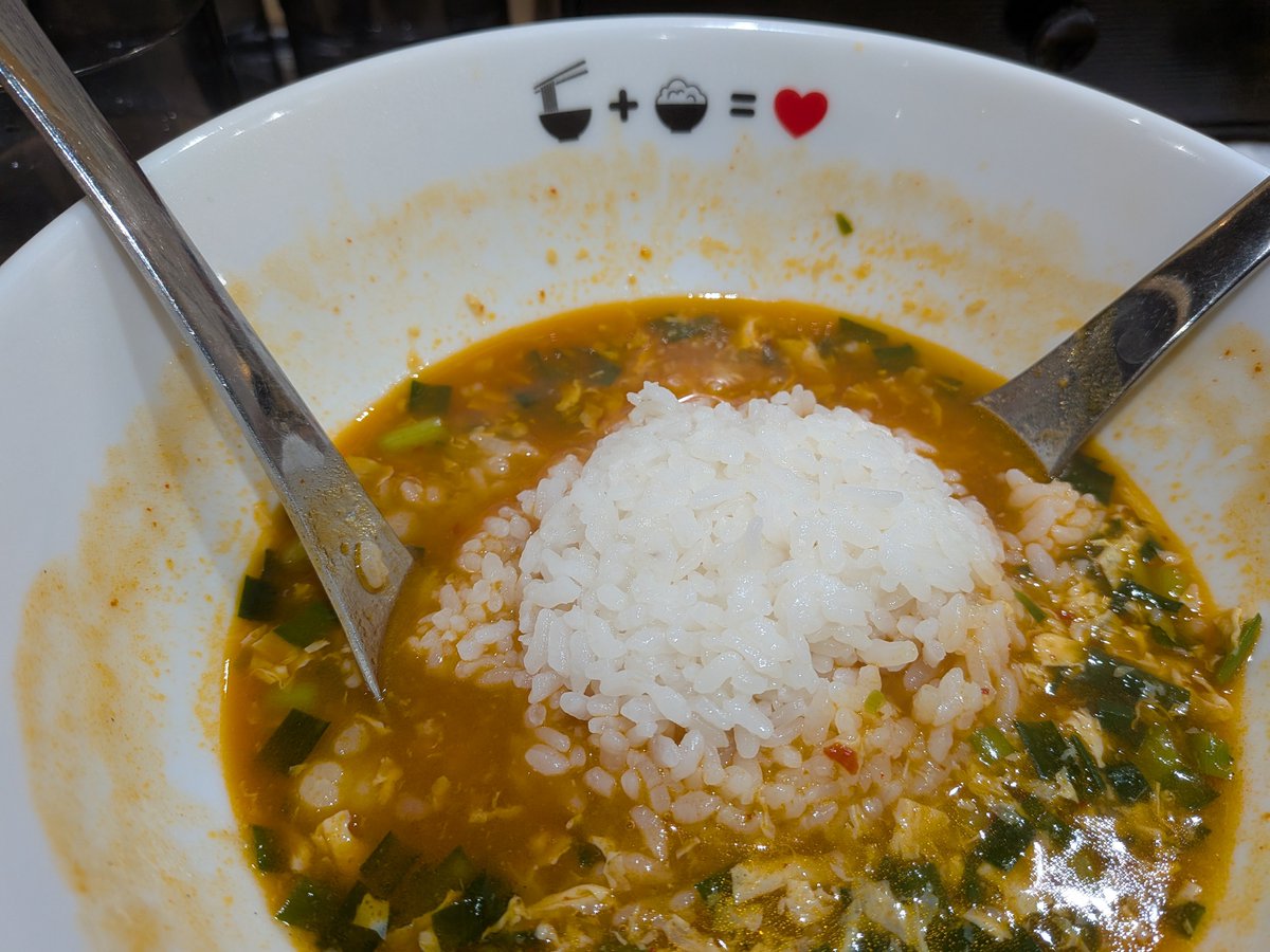 daisuke111000's tweet photo. 初めて「ジャン麺」食べてきた！
辛いのかなと思ったけど、餡に包まれてるからかな❓️むしろ甘みを感じた。で、何と言ってもこのホルモン！シマチョウだと思うけど、この脂身が良い、スープにめちゃくちゃ合う。麺やニラも良い感じ。で、〆のライス、おすすめしてるだけある。めちゃくちゃ美味かった https://t.co/MHSV1DJupd