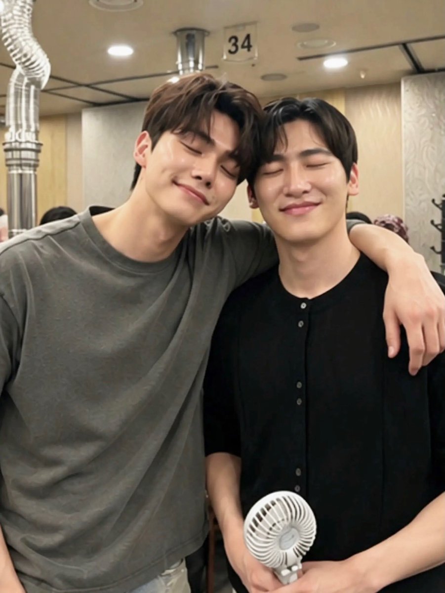 kngtgs's tweet photo. song kang is such a clingy boyfriend 😭🫶

#SongKang #송강 https://t.co/8aRTEZ0DPt