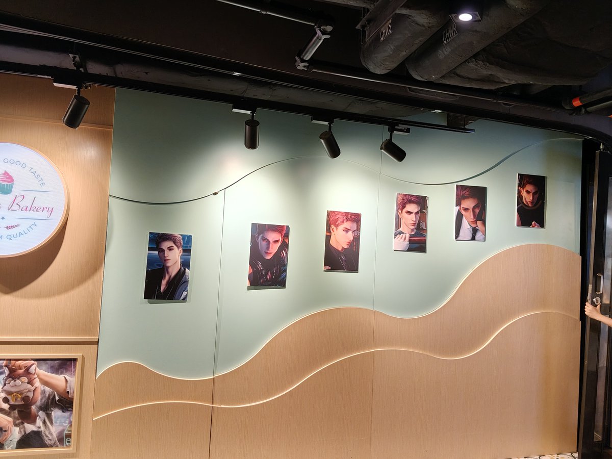 MoonBoundLily's tweet photo. Went to see Valko today~ the decorations are so cute 🤭🤭 i also got the goods~ 

#全世界都爱敖尹 #NoValkoNoMoney #BringValkoBack https://t.co/6t70fE6vdo