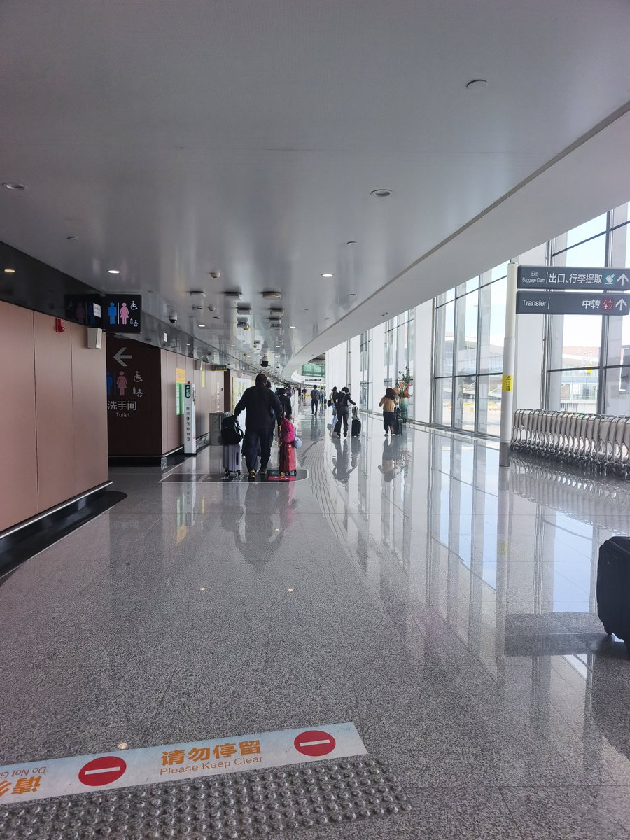 dame_tre's tweet photo. 2時間半遅れで北京ダーシン国際空港に到着。乗り継ぎがかなりヤバい。間に合うの！？そもそも北京ダーシン空港ってどこだ！？ https://t.co/qBI4soctZM