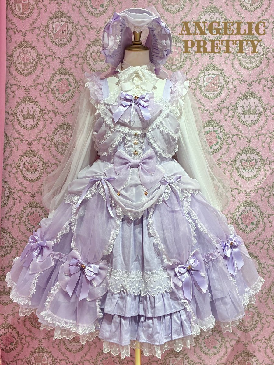 AP_osakaten's tweet photo. 🎀New Arrival🎀
♡ 夢見るサーカステントジャンパースカートSet
¥104,500(税込)

ドレープが美しい胸元＆オーガンジーでふんわりと飾られたスカートはまるで夢のサーカステントのよう…🎪💫
大きなブリムのボンネットがSetになっています♪

大阪店☎️06-6241-7317 https://t.co/kRUK56H65o